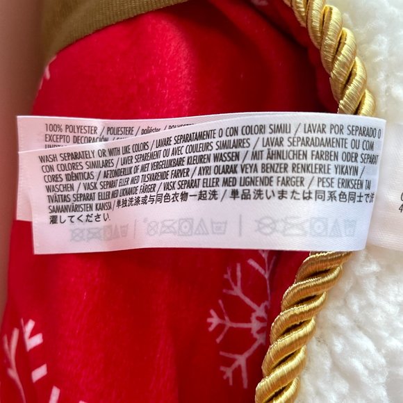 New Disney Store Throw Blanket Mickey Minnie Mouse Red White Snowflake NWT - Picture 13 of 14